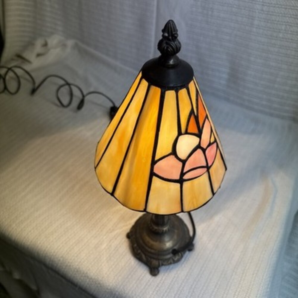 Tiffany Style Stained Glass Floral Lamp 14” Tall Art Nouveau - Picture 3 of 16
